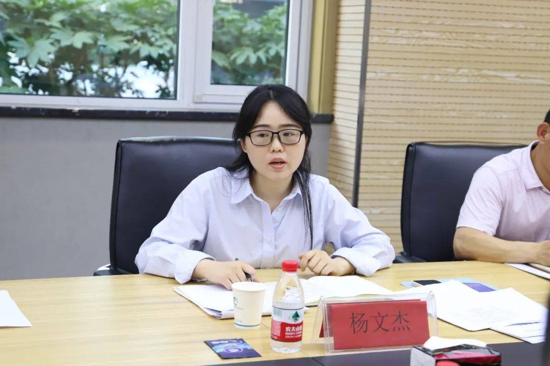 在邓州市残疾儿童康复中心,杨文杰详细了解中心的建设情况以及在训