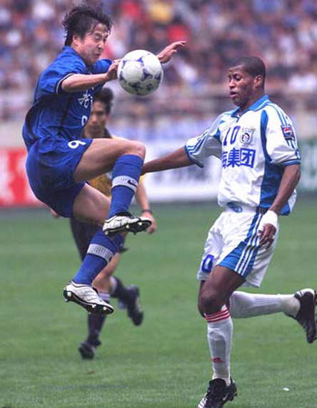 大连足球史上今天2001年甲a榜首大战实德01客负申花退居次席