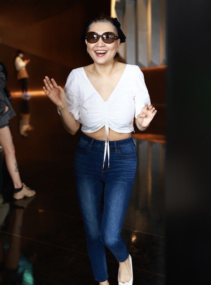 张蔷换发型差点认不出,穿露脐装配牛仔裤时髦洋气,年轻10岁__财经头条