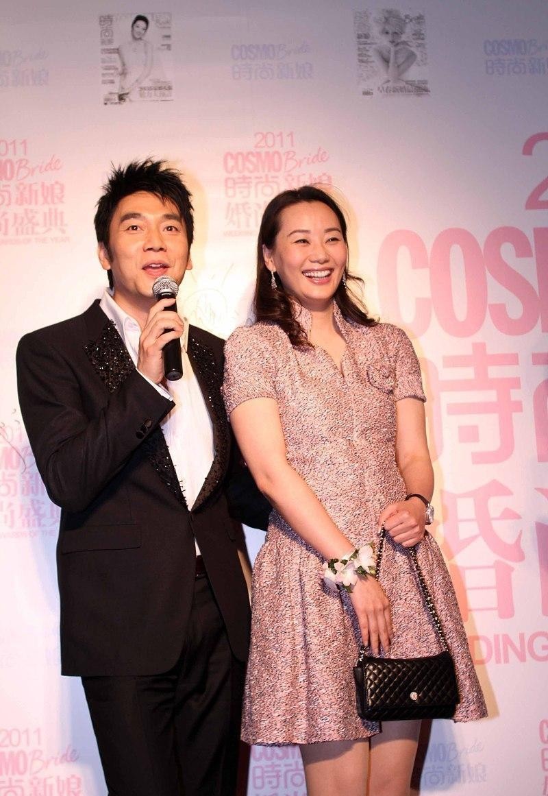 林依轮的妻子挺朴实的穿连衣裙看着身上有点肉但素颜也耐看