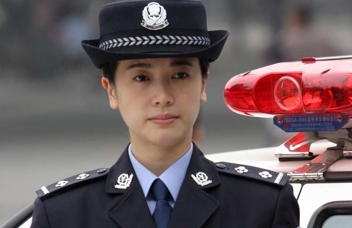 主要是她和男主角之间的爱情,不过左小青穿上警服还挺像那么回事的.