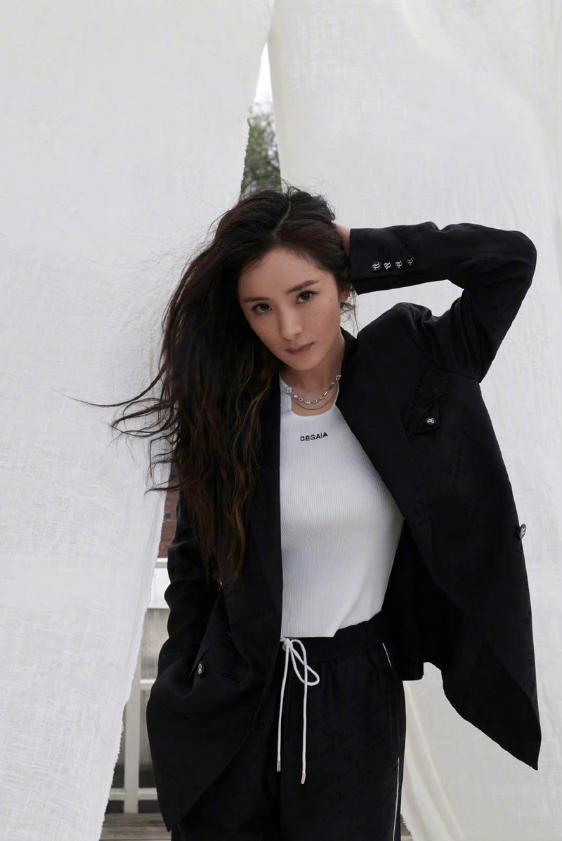 杨幂登杂志大秀曲线,露脐装不见一丝赘肉,美得不敢看