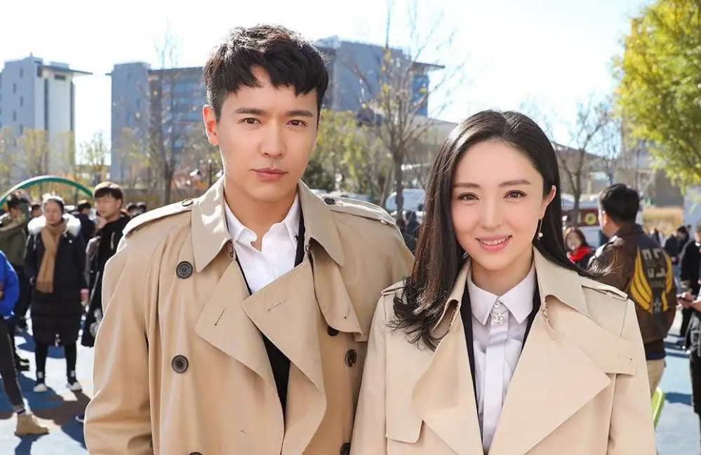 董璇与女儿合影老公罕见现身父女俩如一个模子刻出来的