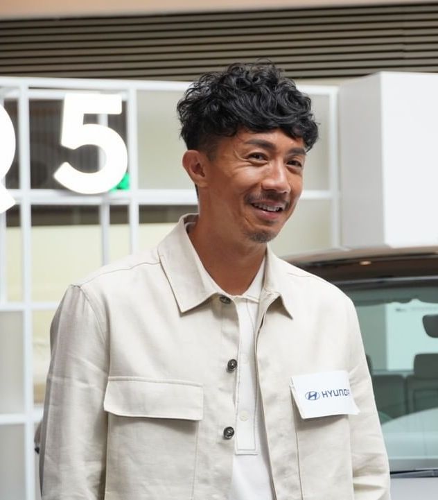 张继聪夫妇罕见同台45岁谢安琪似少女两人肤色形成鲜明对比