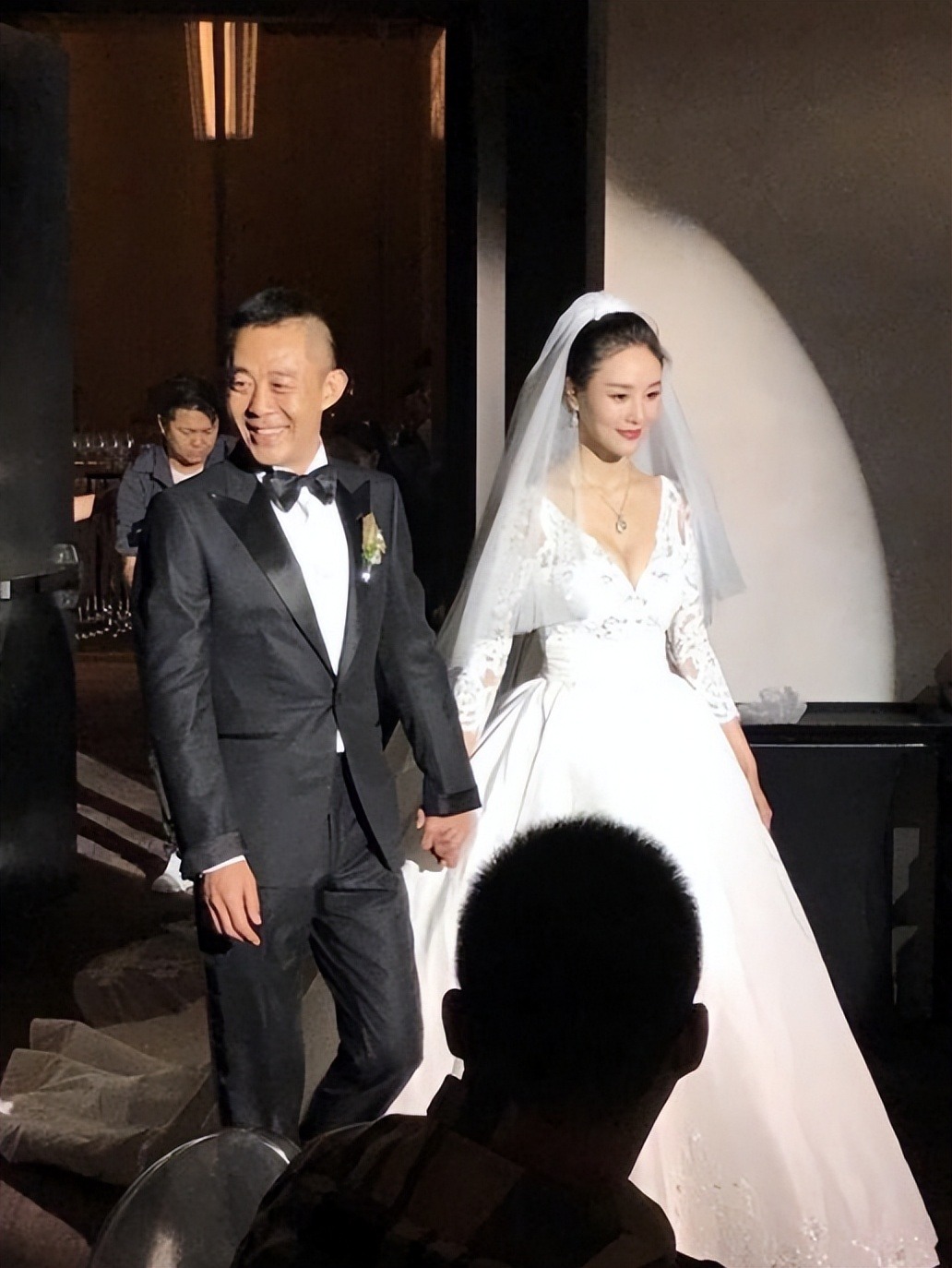 55岁侯勇小20岁娇妻晒照气质温柔大方结婚5年仍未怀孕惹担忧