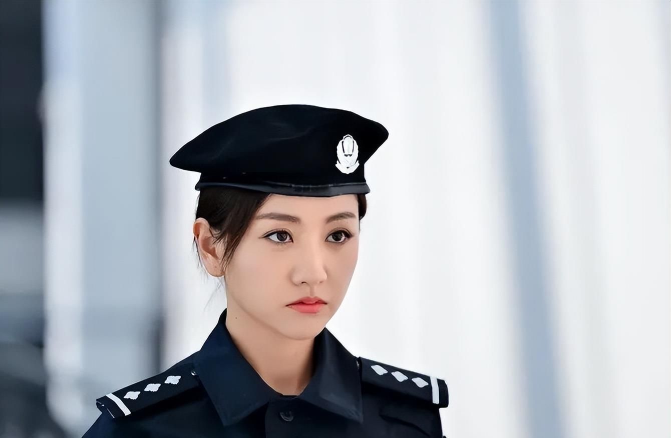 如果穿常服的话一定是很正式的那种帽子,这款帽子有点类似于贝雷帽