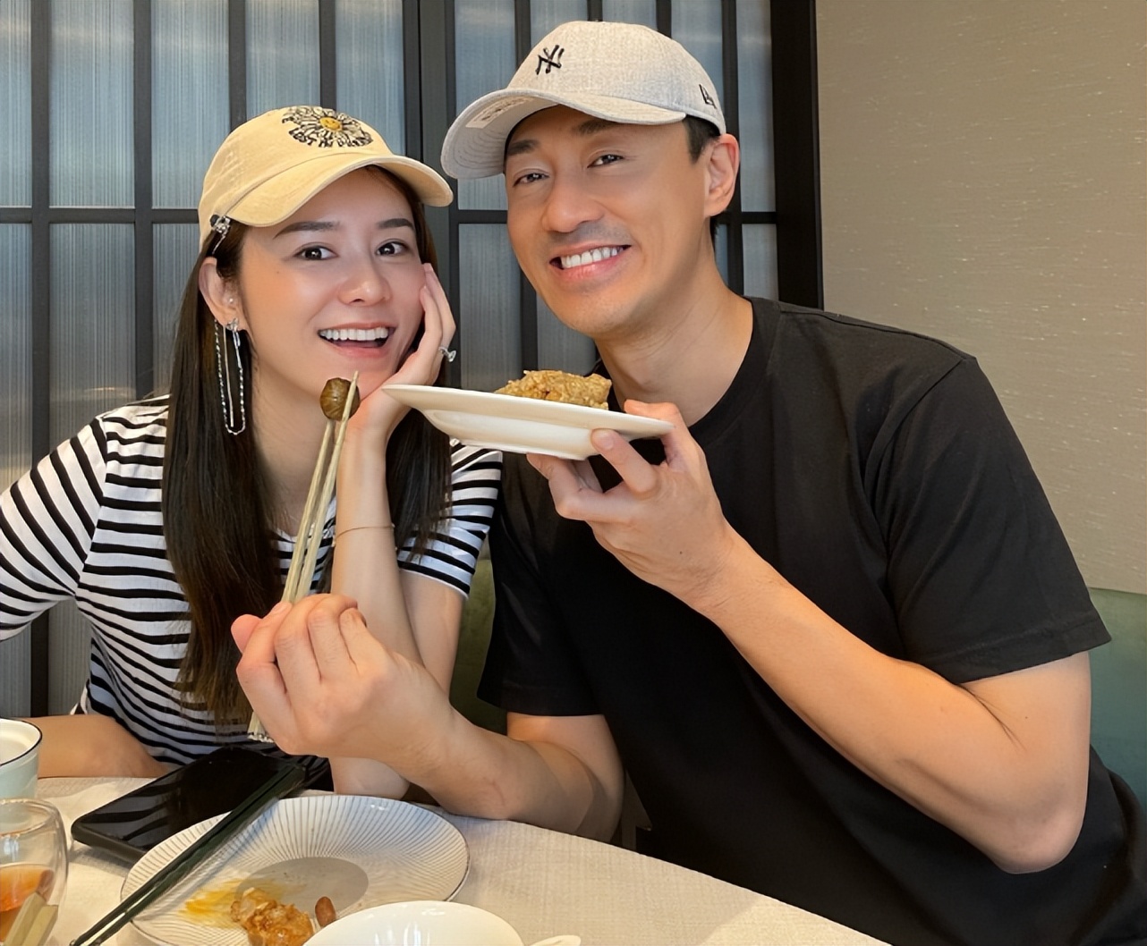 林峯夫妇端午与友人小聚张馨月对老公撒娇卖萌无名指钻戒抢镜