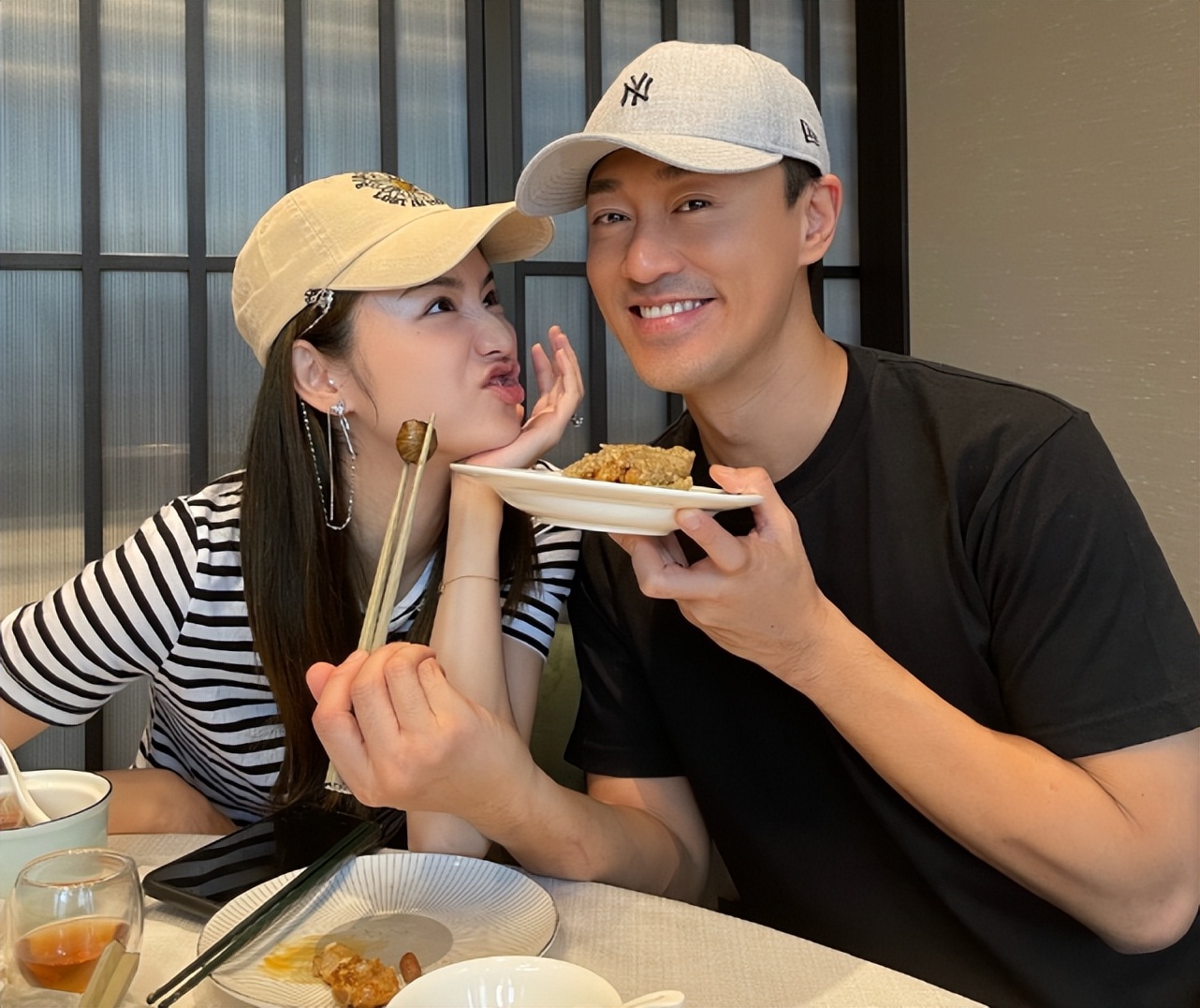 林峯夫妇端午与友人小聚张馨月对老公撒娇卖萌无名指钻戒抢镜