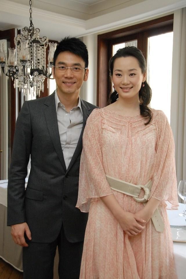 林依轮的妻子挺朴实的穿连衣裙看着身上有点肉但素颜也耐看