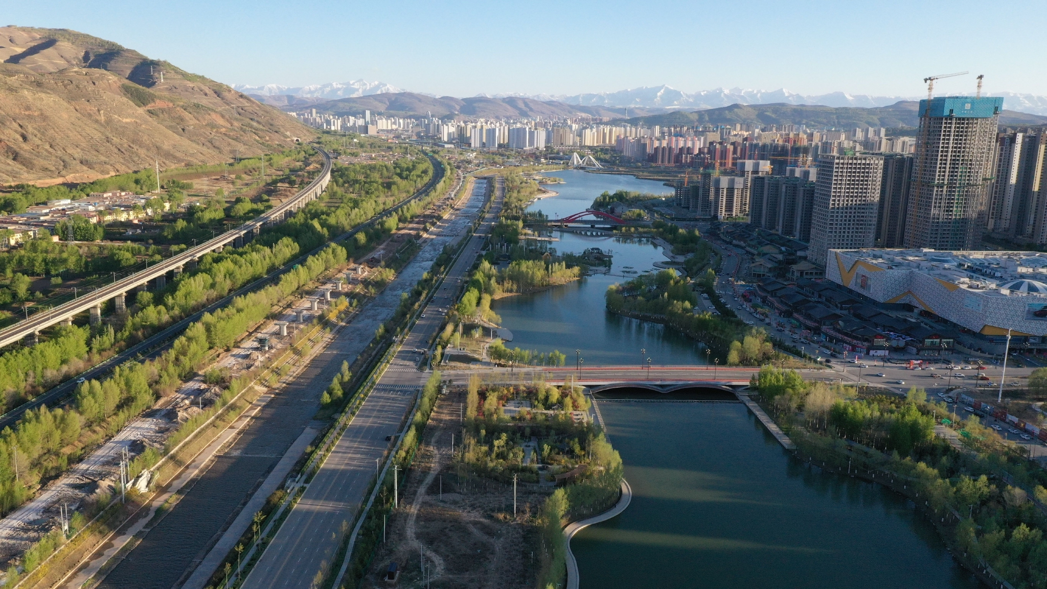 这是5月2日拍摄的西宁北川河湿地公园(无人机照片).
