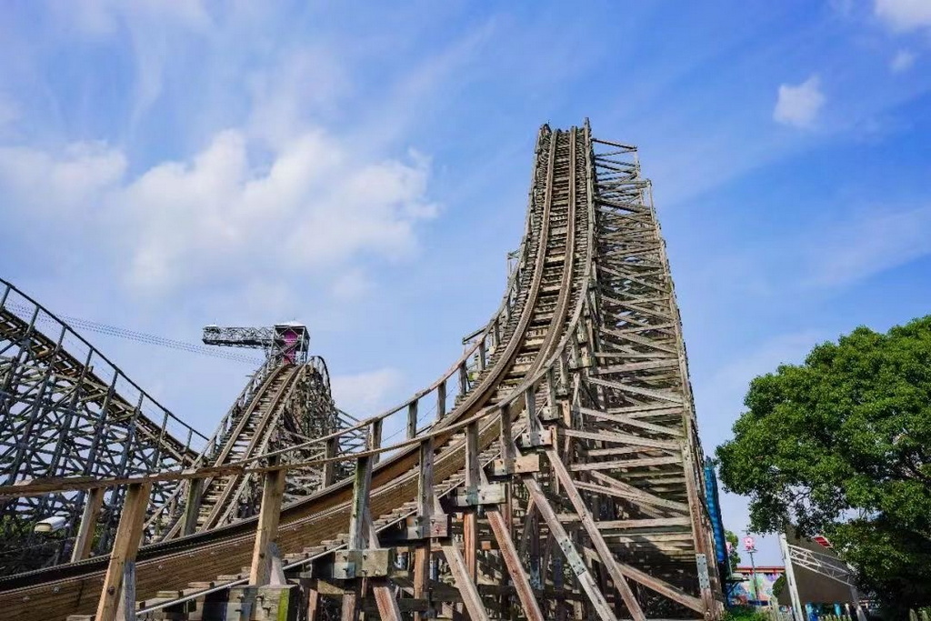 上海欢乐谷今起恢复开园线上预约购票全国医护人员免费游