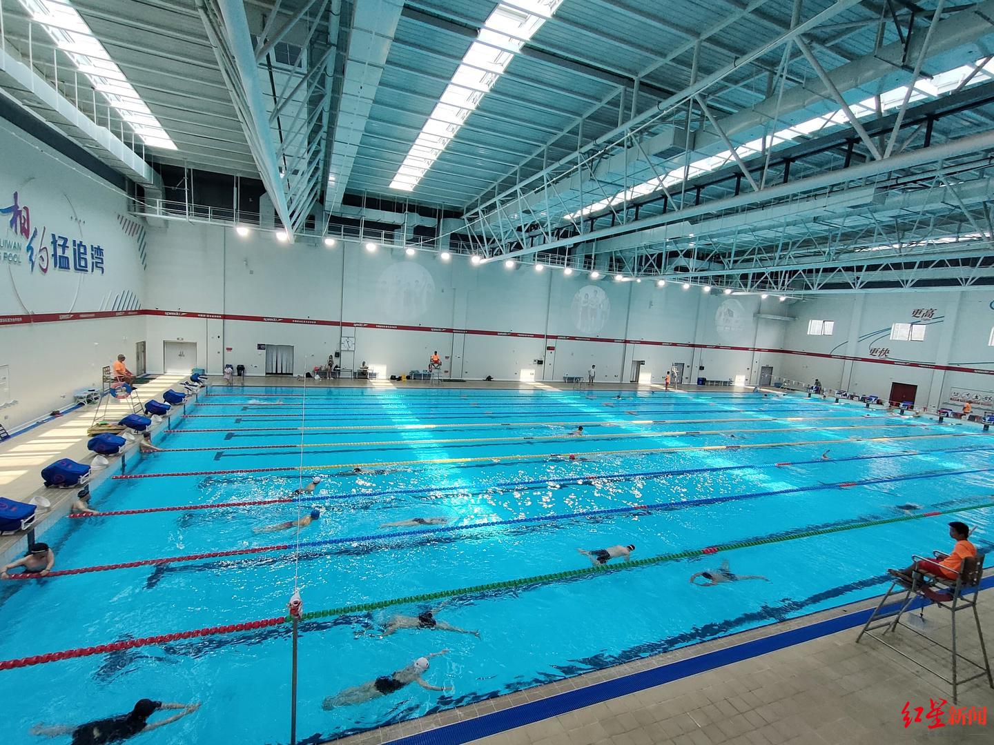 近百名市民在猛追湾游泳场室内深水池运动炎热的夏天,去猛追湾泳场