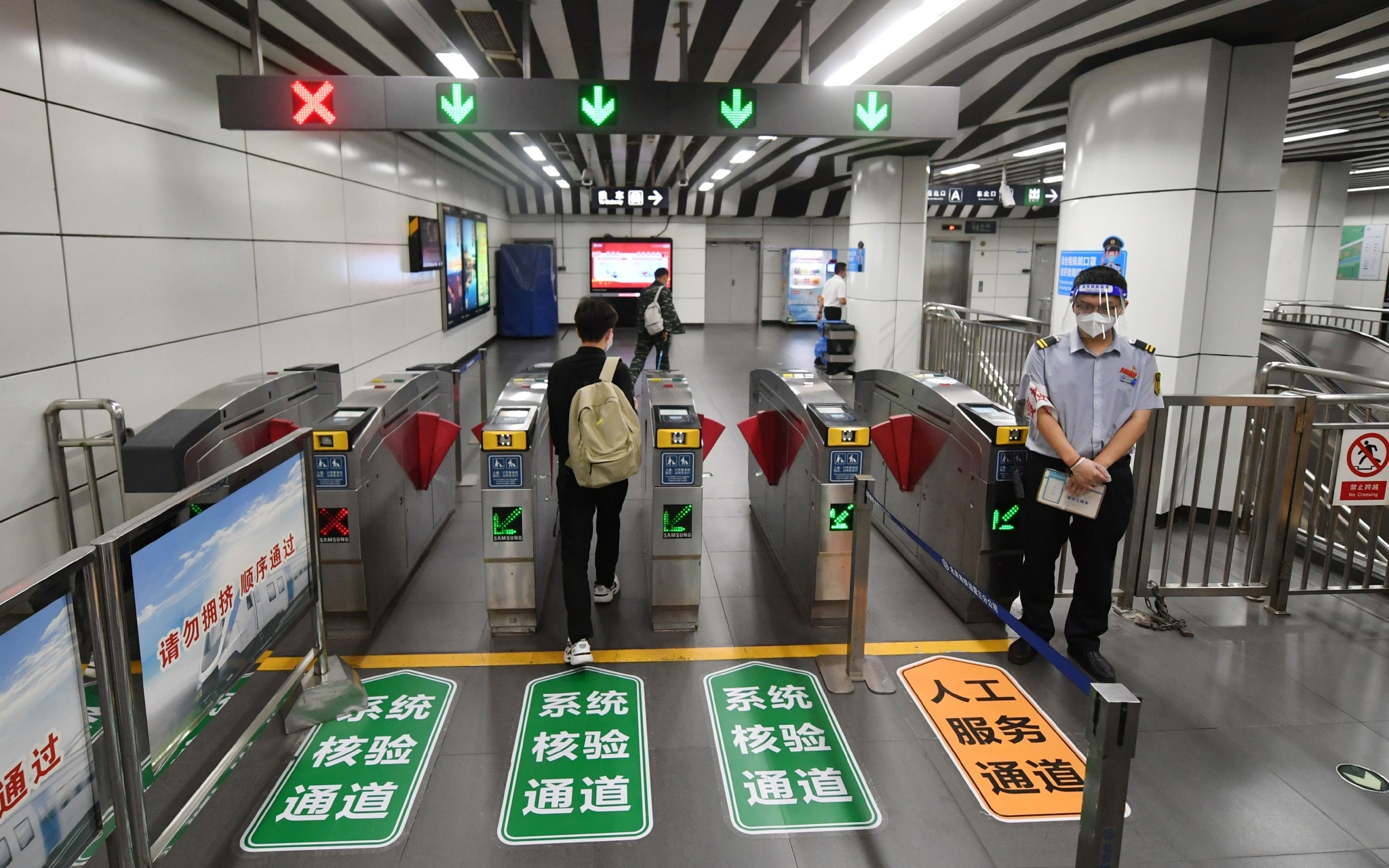 北京地铁亮马桥站从今天开始进行票务系统升级乘客测试,为了方便乘客