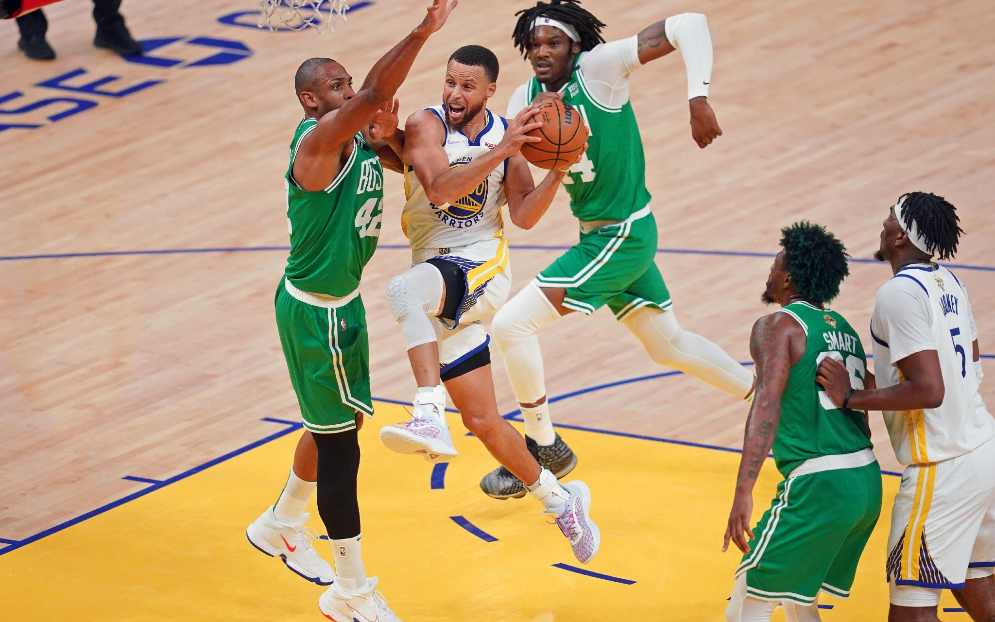 nba总决赛凯尔特人先下一城库里34分成空砍