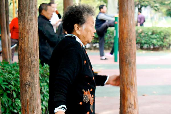 筋长一寸，寿延十年？老人坚持晨起压腿、拉筋，对身体是好是坏？