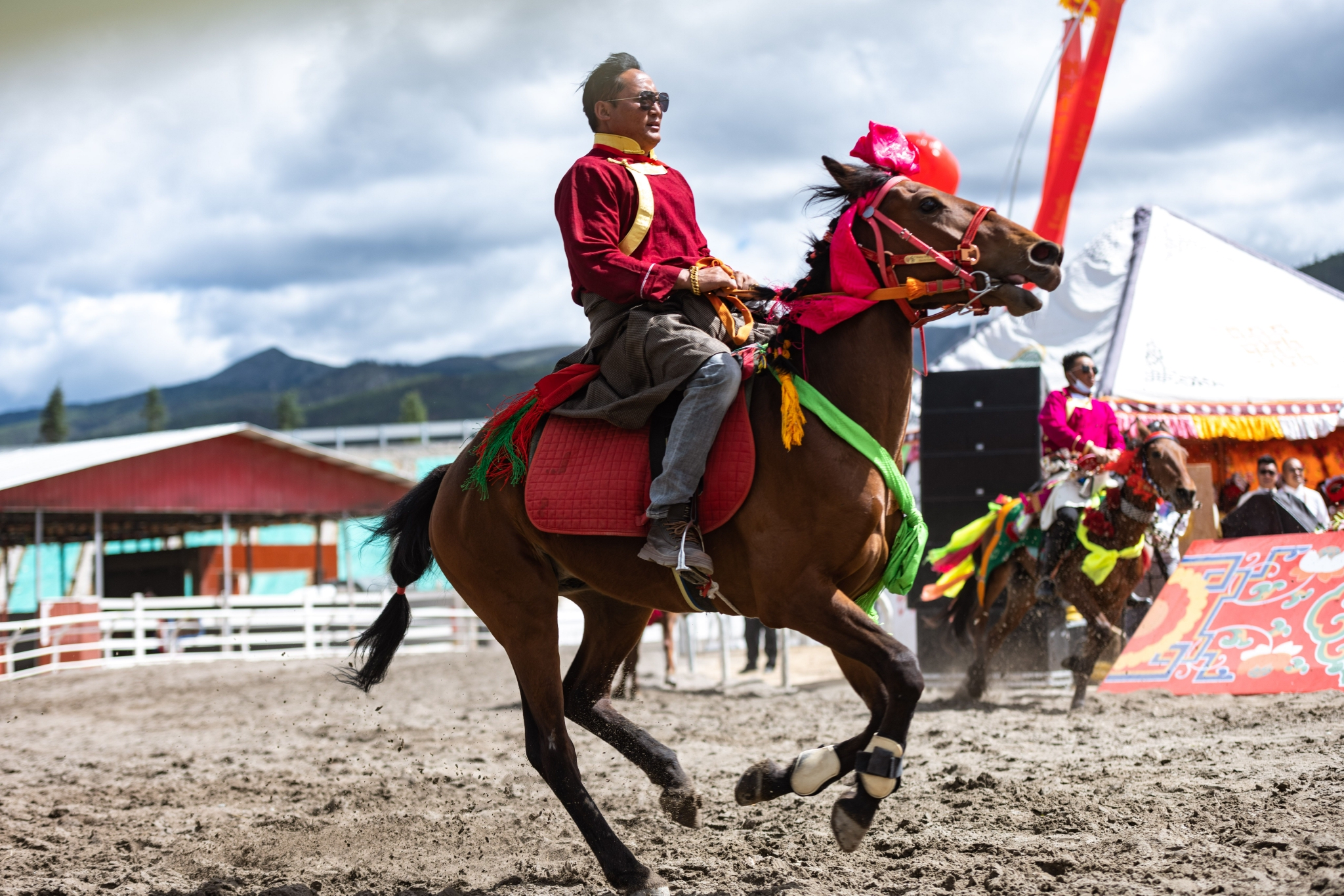 草原欢庆赛马节