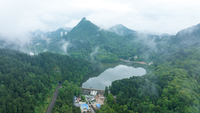 据介绍,黔灵湖水库大坝建于1954年,位于黔灵山公园东南侧,上游为小关