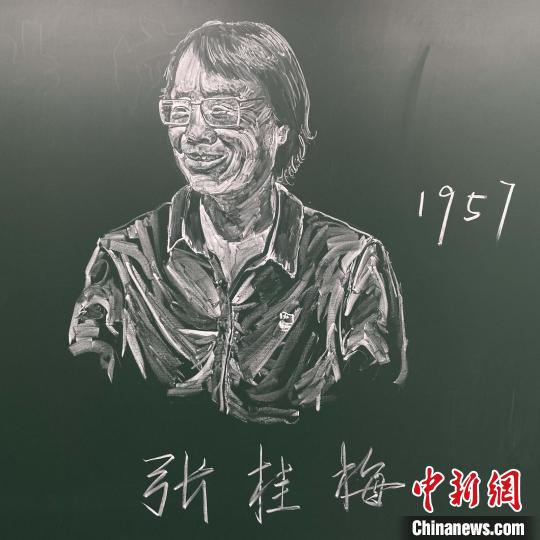 正能量满满新疆兵团一教师粉笔肖像画走红网络