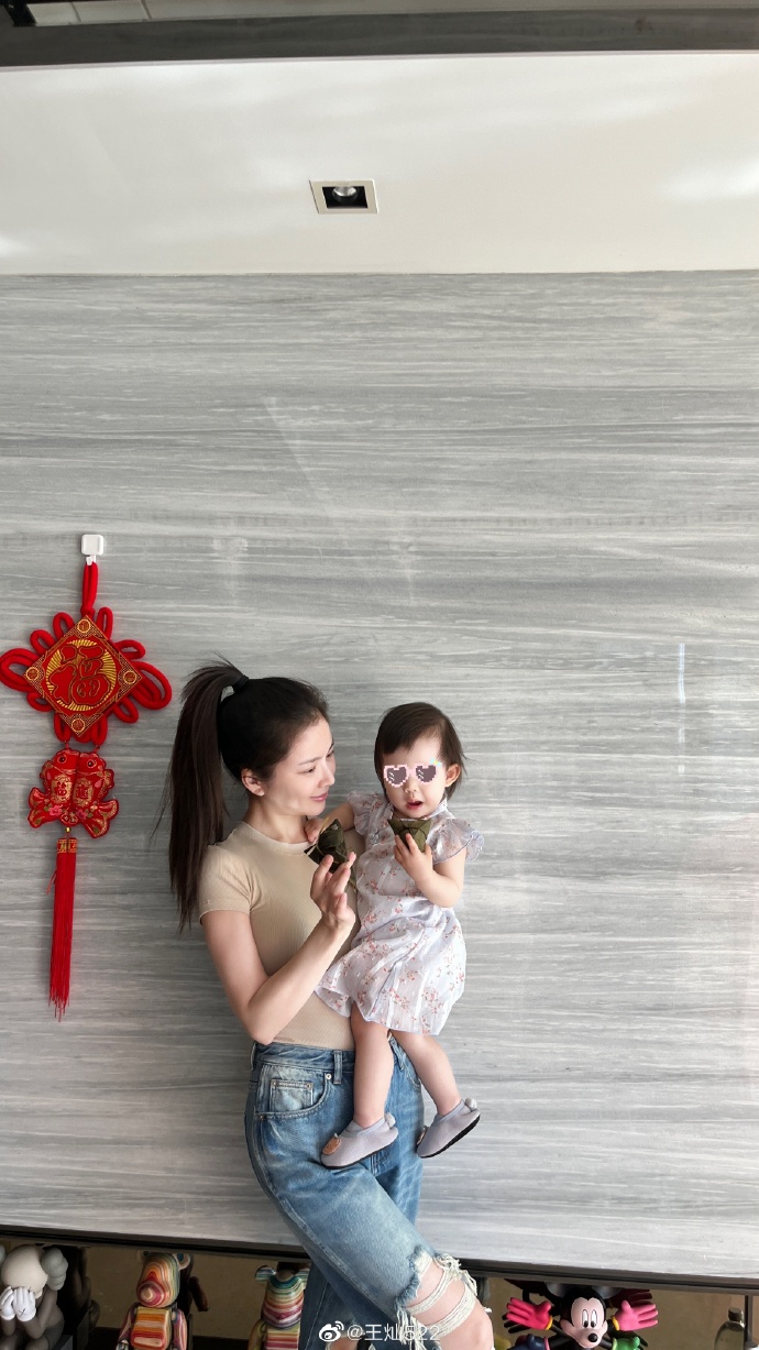 杜淳妻子王灿端午节晒照送祝福女儿手持粽子萌萌哒