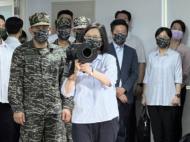 台媒:蔡英文肩扛反装甲火箭筒被爆姿势错误,在场军人呆看她闹笑话|蔡
