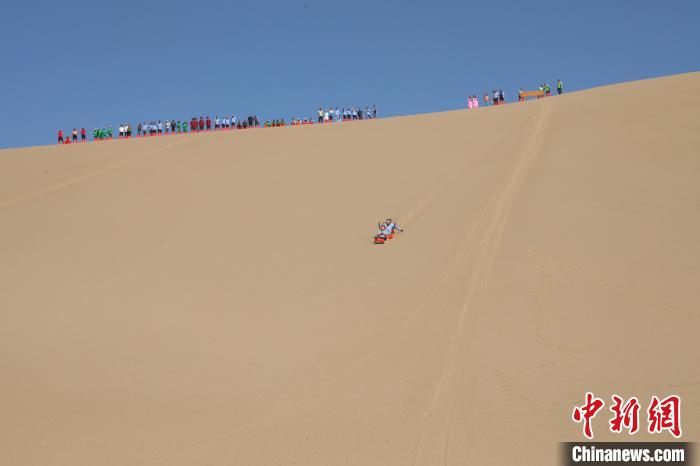 敦煌鸣沙山举行滑沙比赛热闹庆端午