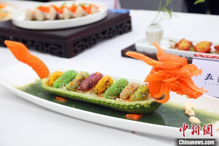 资料图:秭归端午特色美食五彩粽。 聂爽 摄