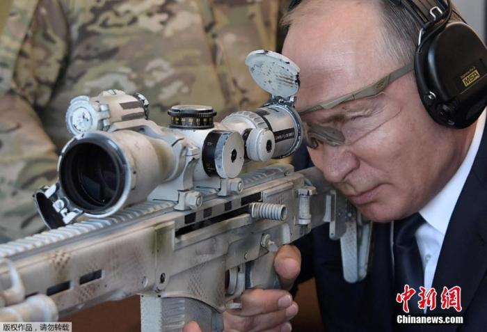资料图：俄罗斯总统普京体验狙击枪。