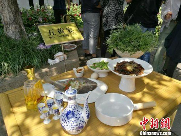 资料图：“五黄宴”是江南传统的端午习俗，由黄鱼、雄黄酒、黄鳝等组成，意在驱五毒。　钟升 摄