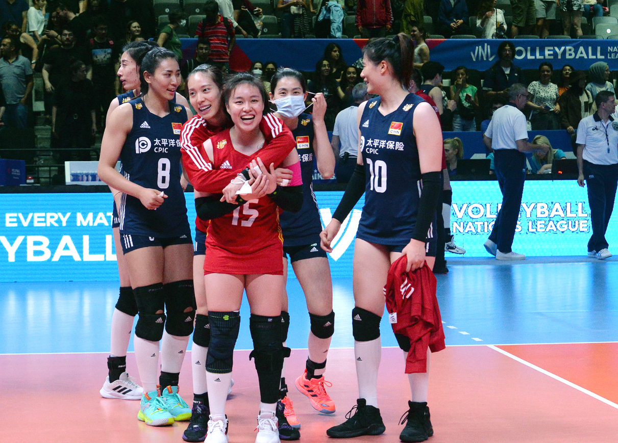 中国女排逆转荷兰队后,金烨(8号)和队友们一起庆祝胜利.