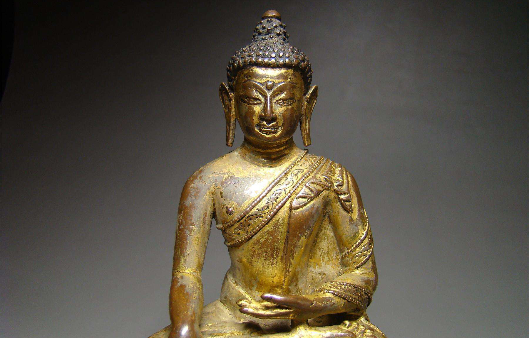 明代铜鎏金阿閦佛像