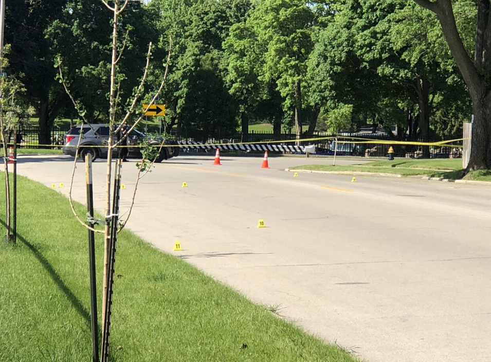 ▲The police marked the bullet casings at the crime scene (WTMJ TV)