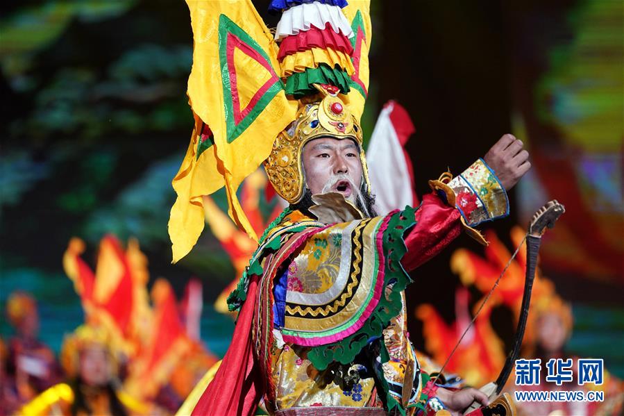 在庆祝昌都解放70周年专场文艺晚会上拍摄的舞蹈《岭·格萨尔王》。新华社记者 詹彦 摄