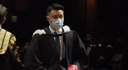 中国留学生在毕业典礼为南京大屠杀死难者发声：日本还欠他们一个道歉！休闲区蓝鸢梦想 - Www.slyday.coM