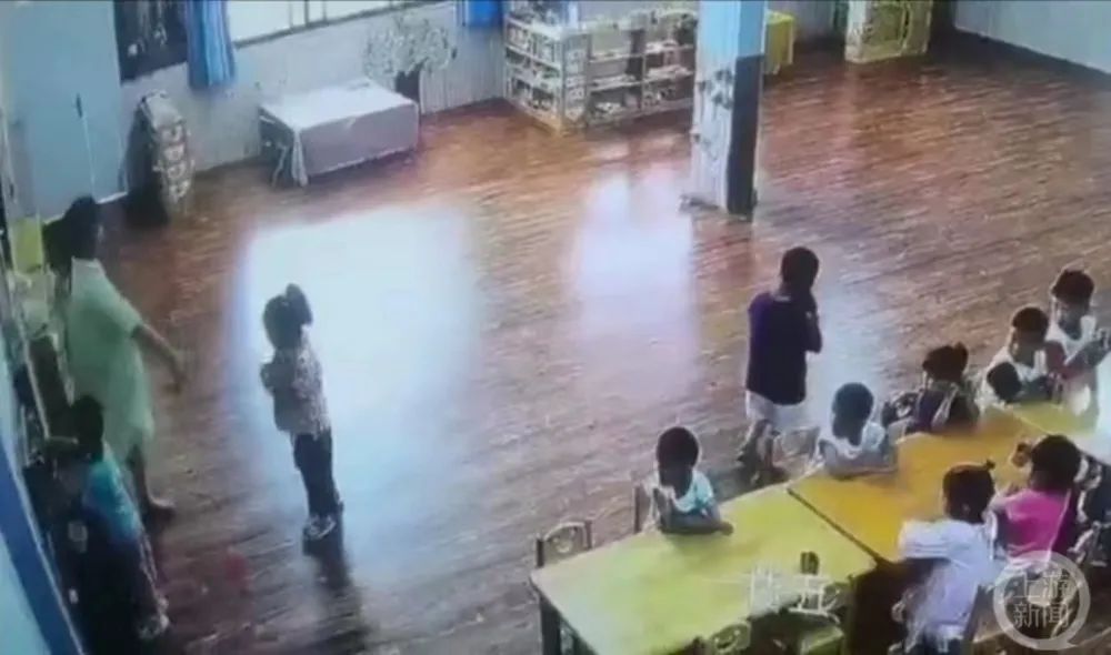 官方通报！幼儿园两女教师体罚学生视频曝光休闲区蓝鸢梦想 - Www.slyday.coM