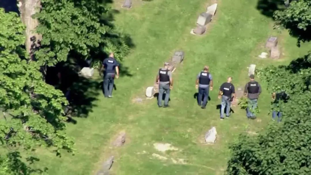 ▲ Police looking for bullets at the scene (WTMJ TV)