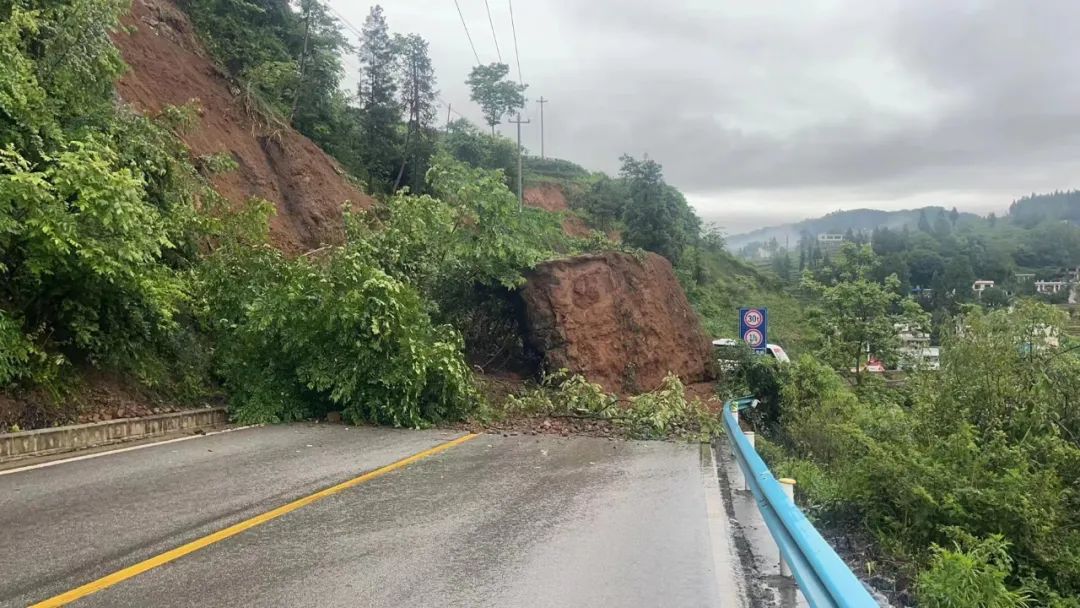 【直击汛情】贵州一高速路段发生塌方，至贵阳方向双向管制休闲区蓝鸢梦想 - Www.slyday.coM