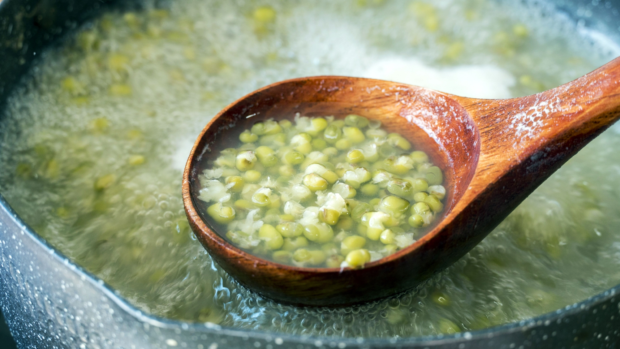 在这酷热的天气里,特别是高温环境工作的人出汗多,夏季喝绿豆汤不仅能