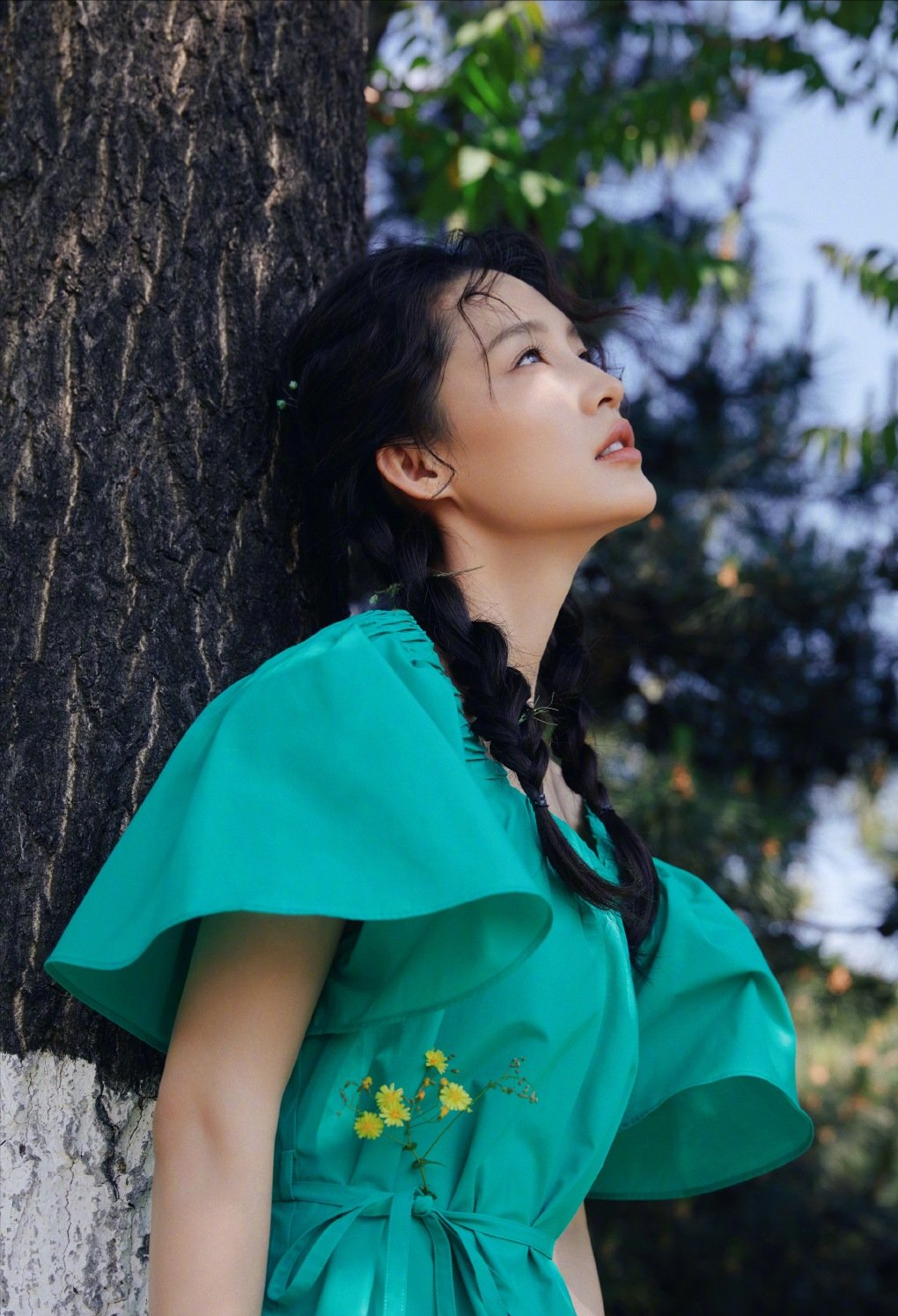 32岁李沁晒出清新唯美写真,扎麻花辫扮嫩令人心动