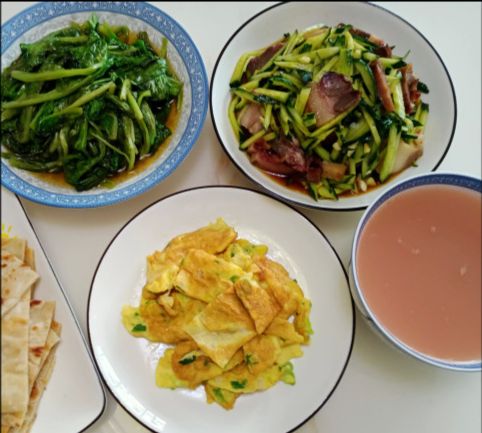 河南一女子晒节日晚餐，遭到网友的吐槽，委屈回应：这饭菜不差啊休闲区蓝鸢梦想 - Www.slyday.coM