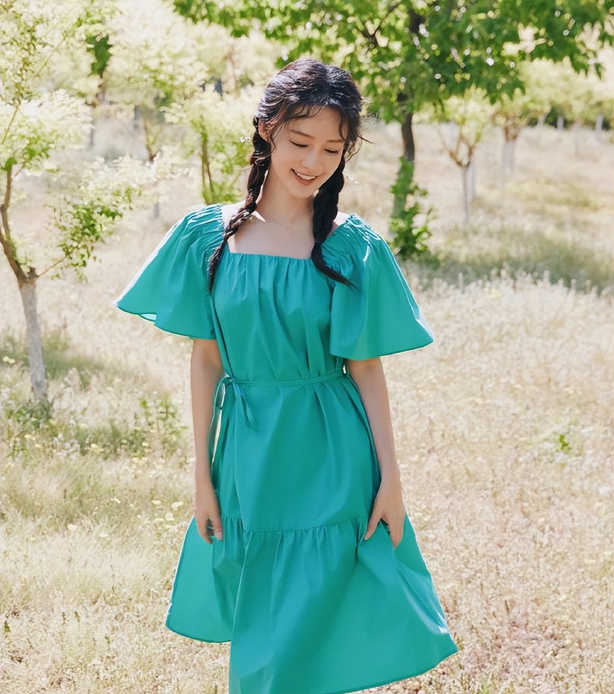 32岁李沁晒出清新唯美写真,扎麻花辫扮嫩令人心动