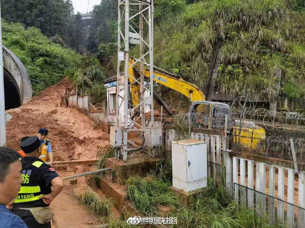 D2809司机5秒内紧急制动 列车滑行900多米休闲区蓝鸢梦想 - Www.slyday.coM