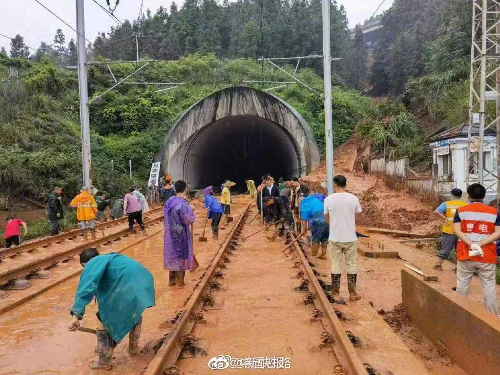 D2809司机5秒内紧急制动 列车滑行900多米休闲区蓝鸢梦想 - Www.slyday.coM