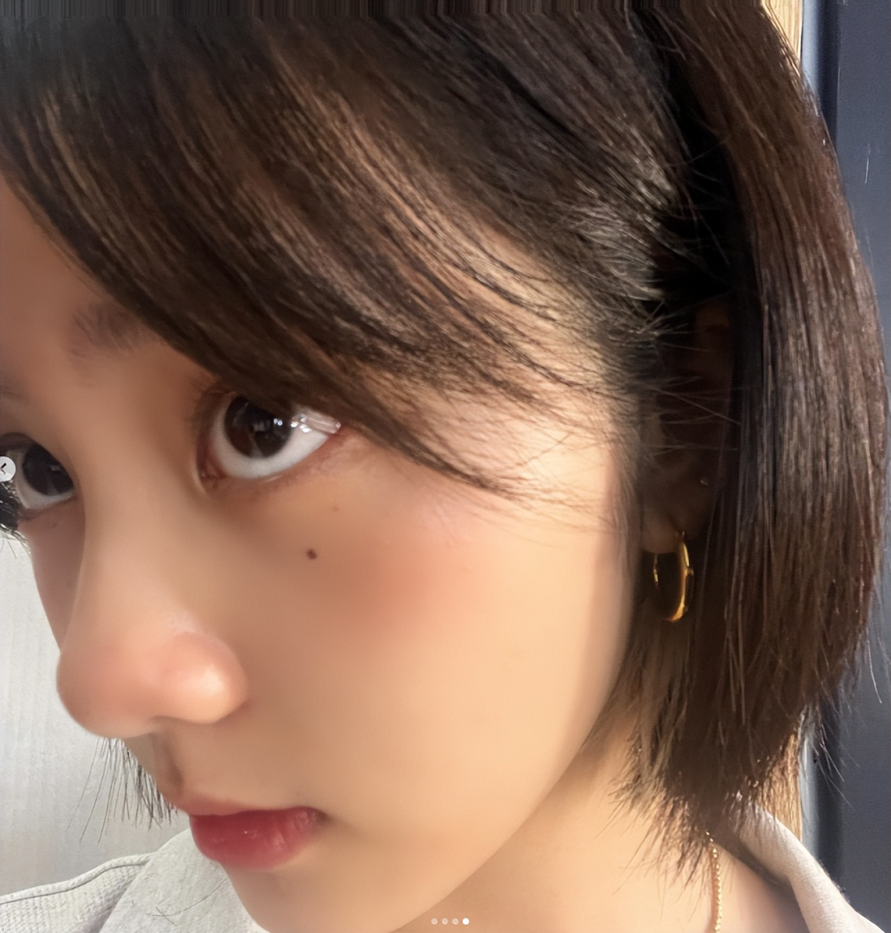 黄磊大女儿晒自拍美照16岁多多比耶卖萌颜值养眼气质超成熟