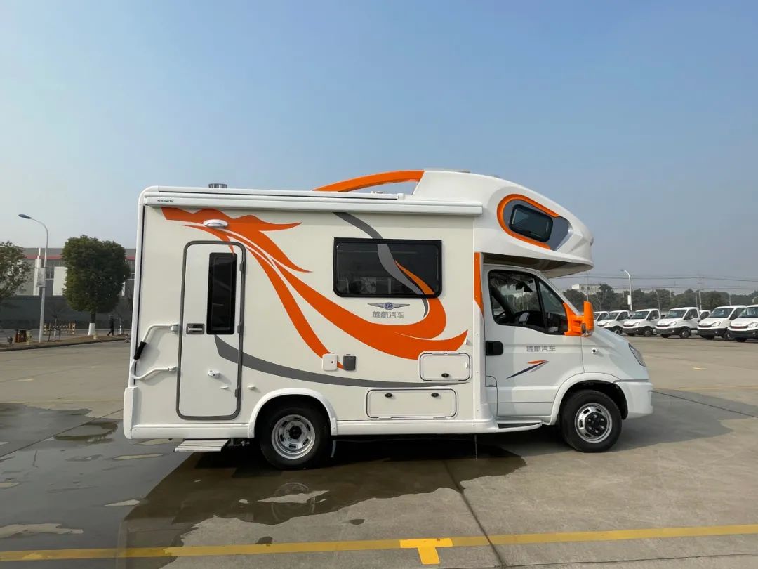 旌航房车巍浩系列wh2侧拓展后开门将客厅搬进房车