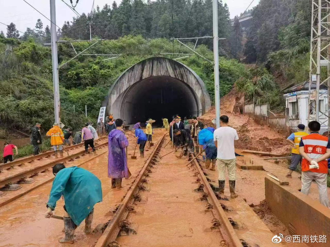 D2809次列车脱线：泥石流从隧道上方奔下，殉职司机5秒内制动休闲区蓝鸢梦想 - Www.slyday.coM