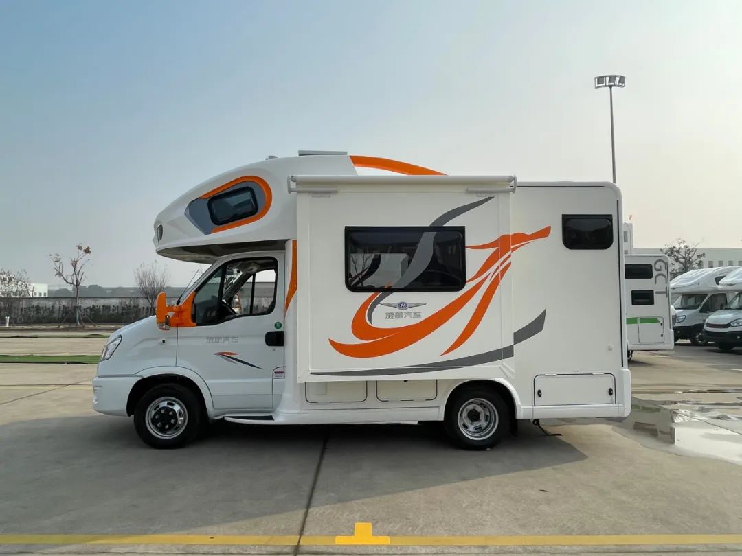 旌航房车巍浩系列wh2侧拓展后开门将客厅搬进房车