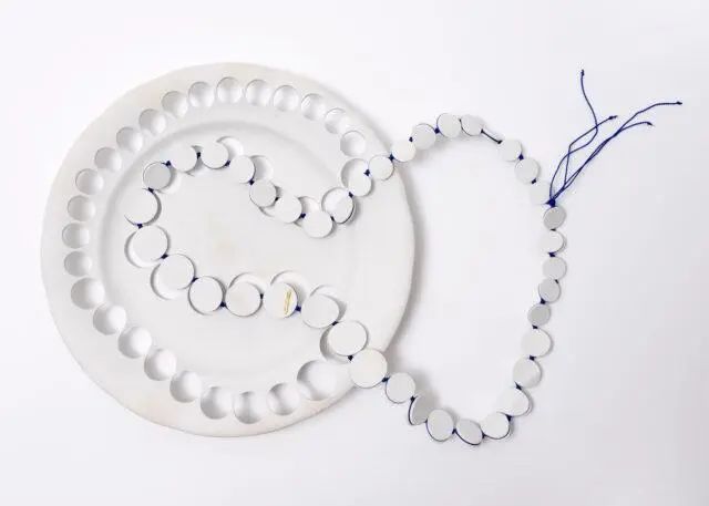 把餐具戴在身上,女设计师亲手拆解古董,制作出无价的首饰休闲区蓝鸢梦想 - Www.slyday.coM 把餐具戴在身上,女设计师亲手拆解古董,制作出无价的首饰休闲区蓝鸢梦想 - Www.slyday.coM