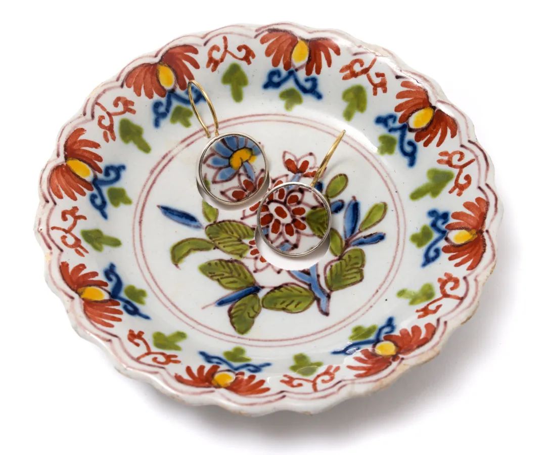 把餐具戴在身上,女设计师亲手拆解古董,制作出无价的首饰休闲区蓝鸢梦想 - Www.slyday.coM 把餐具戴在身上,女设计师亲手拆解古董,制作出无价的首饰休闲区蓝鸢梦想 - Www.slyday.coM