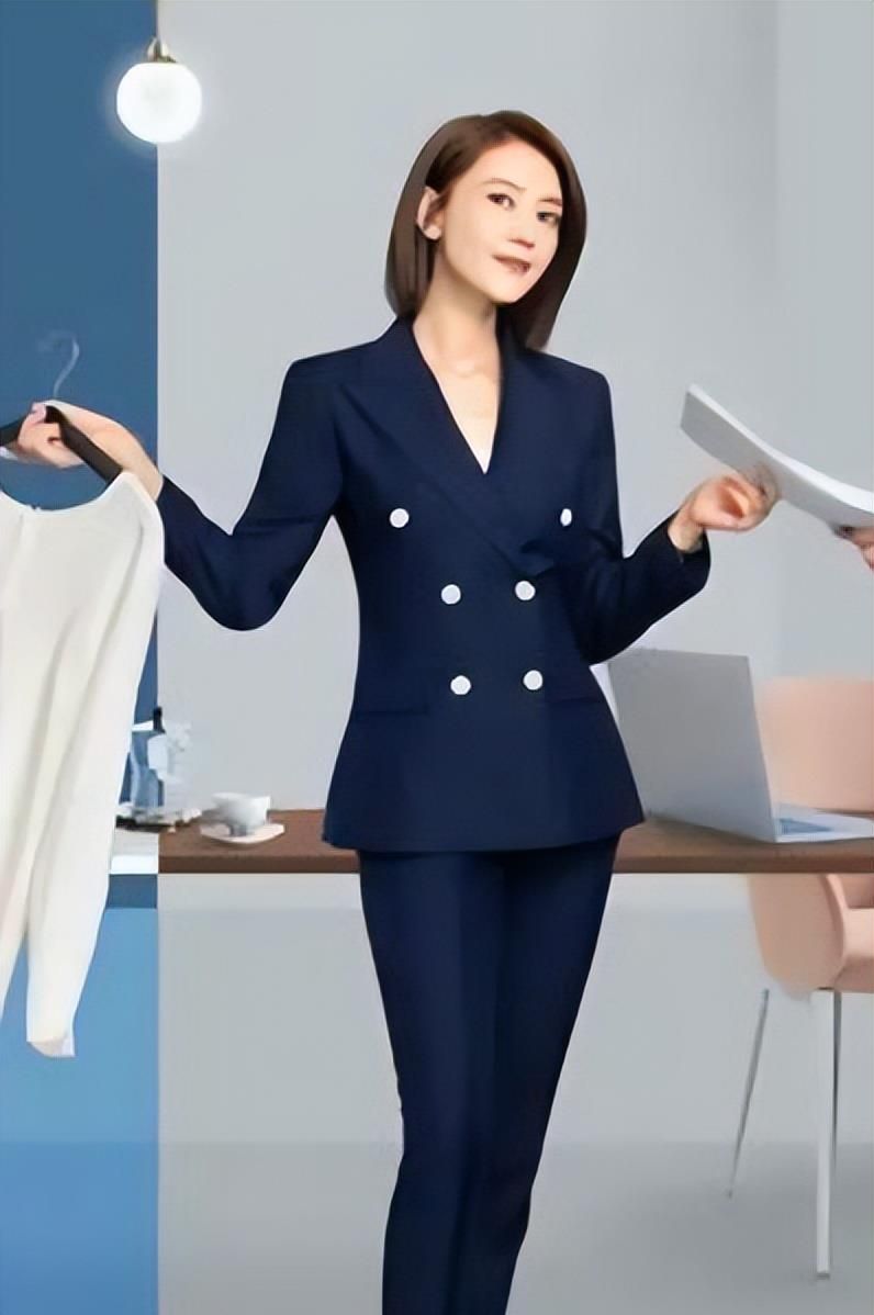 高圆圆自驾回老家开车被安全带勒出小肚子修身高开叉裙惹人眼