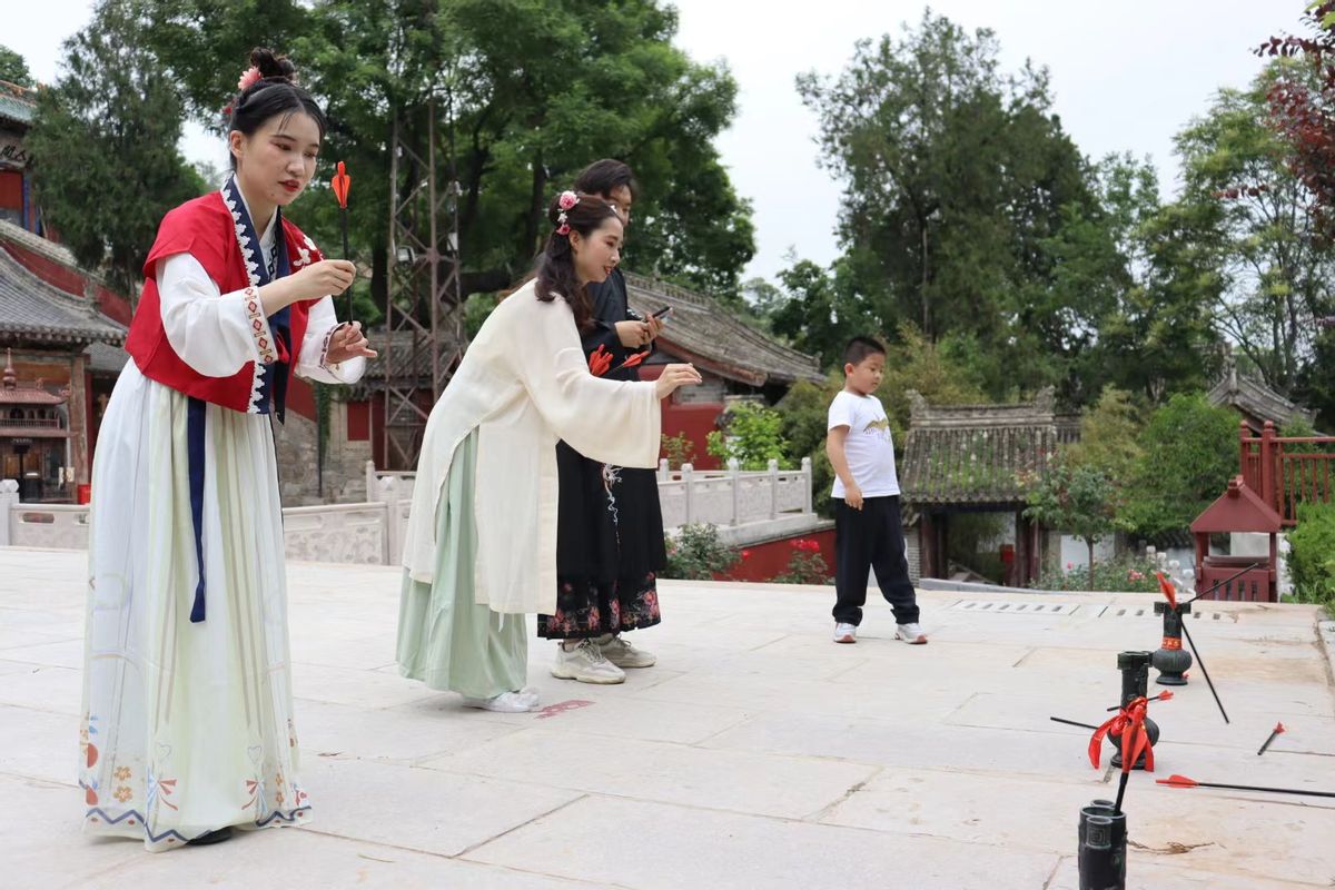 玉泉观大景区端午迎游客着汉服体验传统文化活动